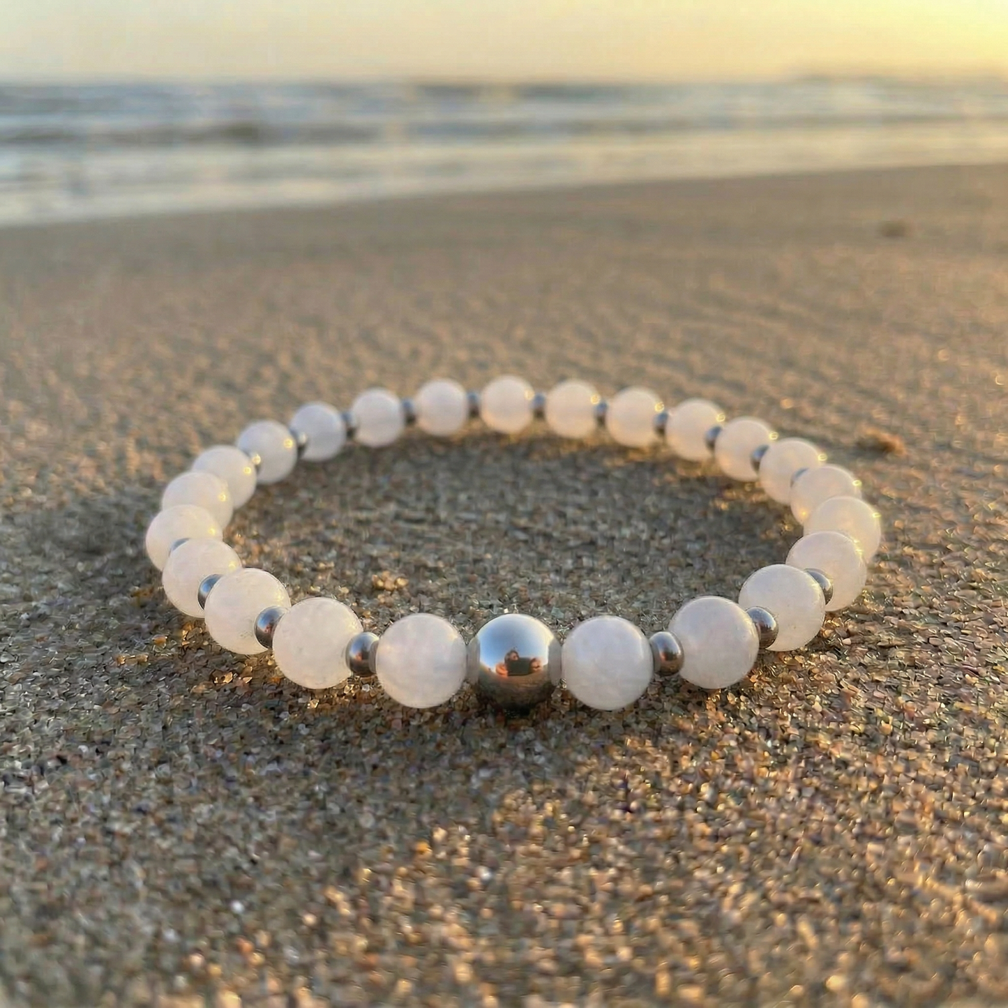 Pure Harmonie – Armband aus weißer Jade mit Edelstahl-Akzenten