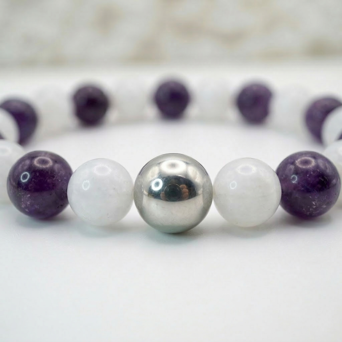 Harmonie & Klarheit – Armband aus Amethyst & weißer Jade mit Edelstahl-Akzent