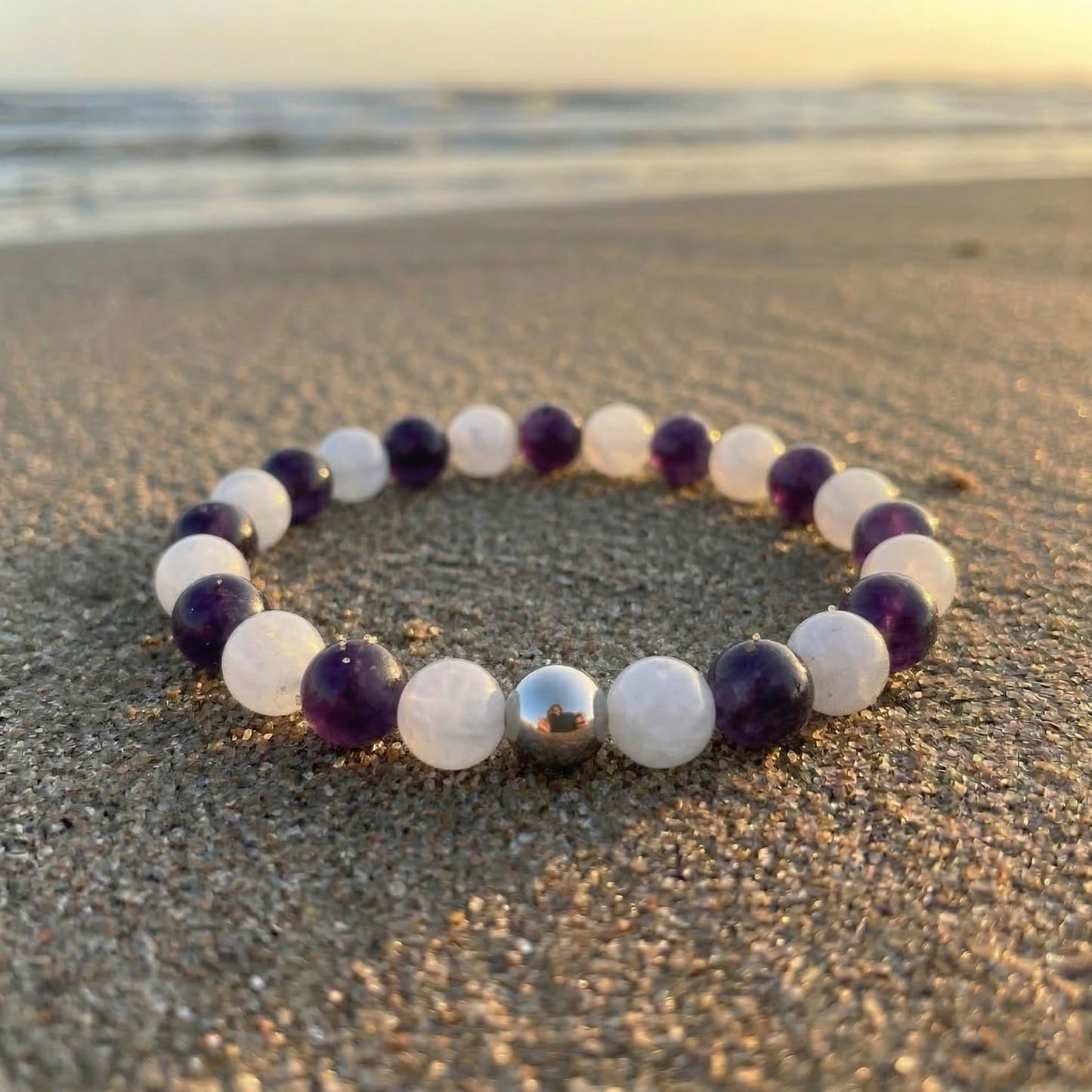 Harmonie & Klarheit – Armband aus Amethyst & weißer Jade mit Edelstahl-Akzent