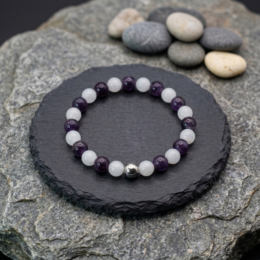 Harmonie & Klarheit – Armband aus Amethyst & weißer Jade mit Edelstahl-Akzent