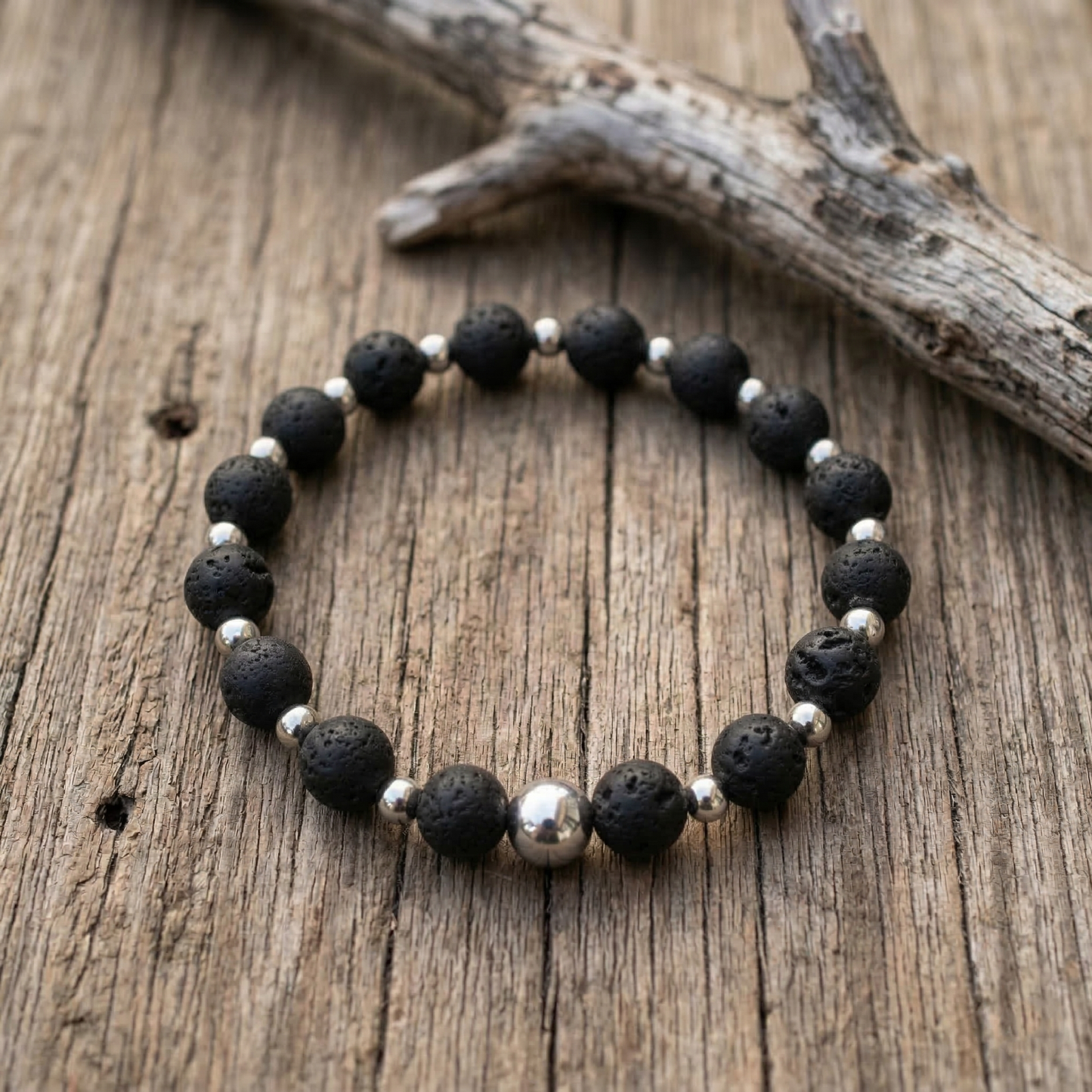 Vulkanische Energie – Armband aus Lavastein mit Edelstahl-Akzenten