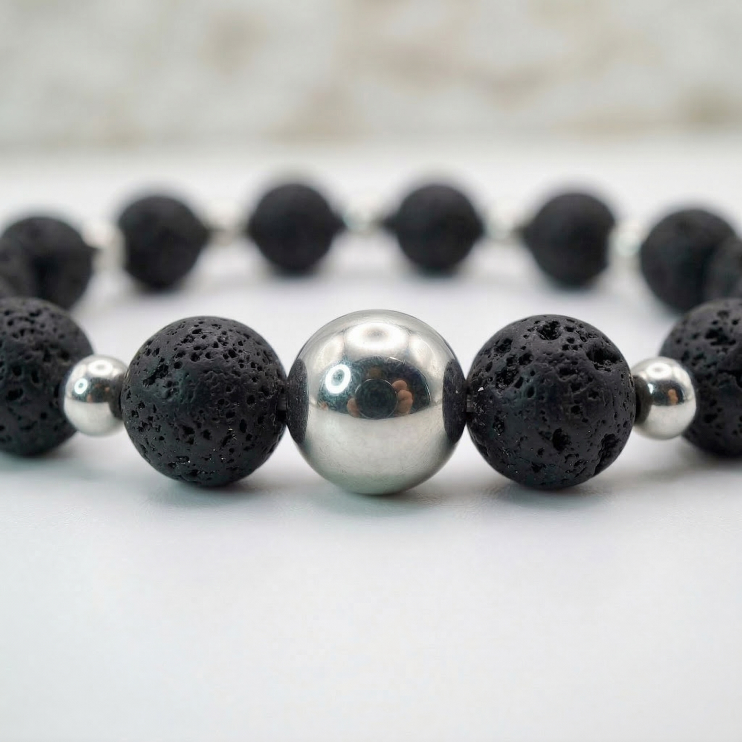 Vulkanische Energie – Armband aus Lavastein mit Edelstahl-Akzenten