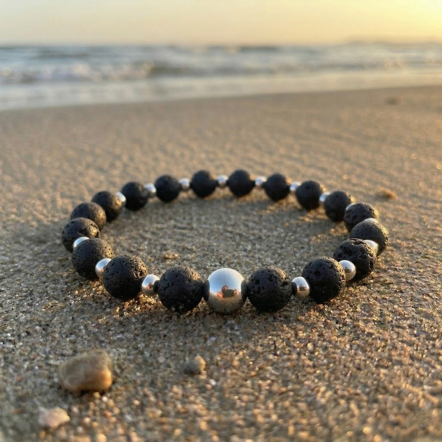 Vulkanische Energie – Armband aus Lavastein mit Edelstahl-Akzenten