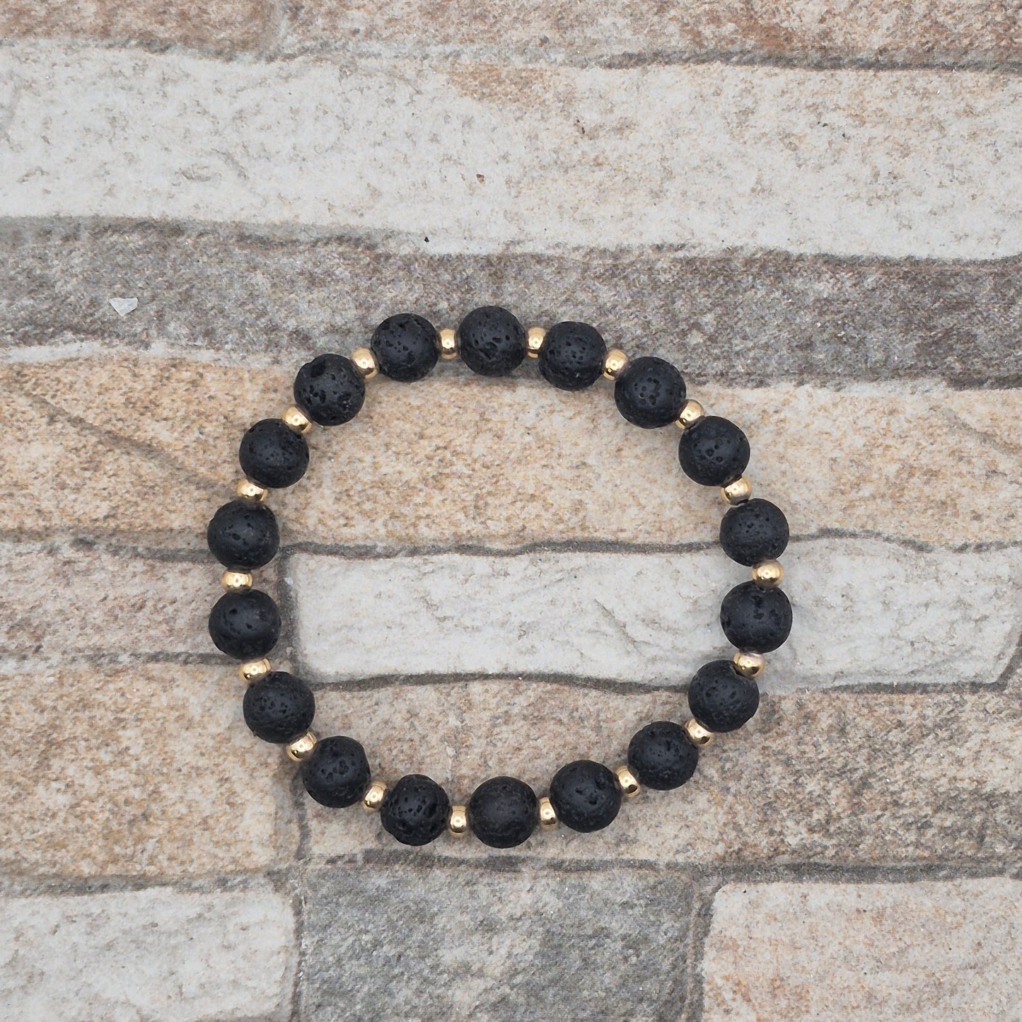 Perlenarmband Aetheris - Lava und vergoldete Edelstahlperlen