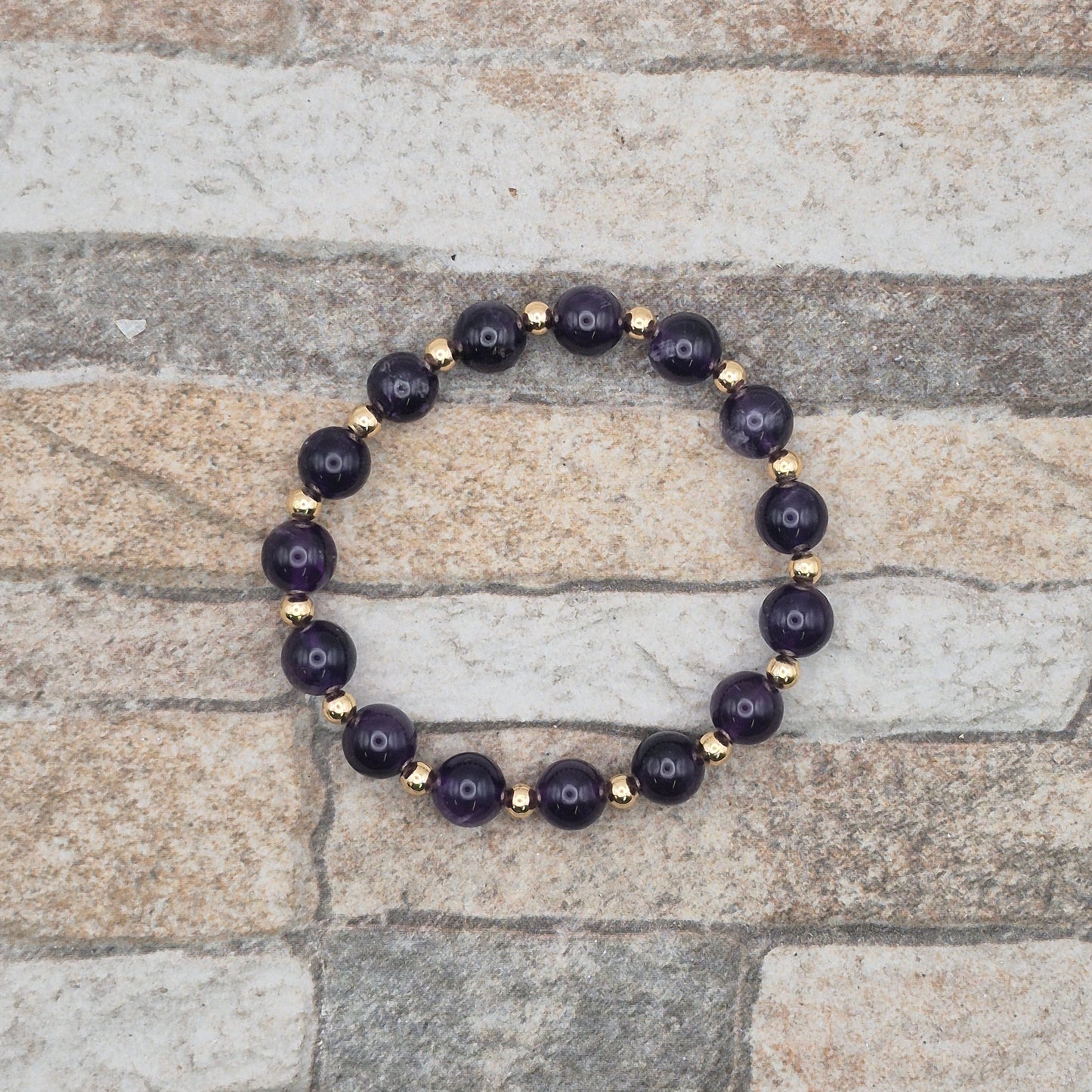 Perlenarmband Noirae - Amethyst und vergoldete Edelstahlperlen