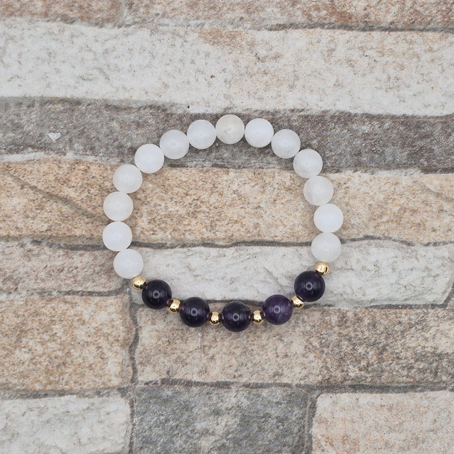 Perlenarmband Harmonia - Jade, Amethyst und vergoldete Edelstahlperlen