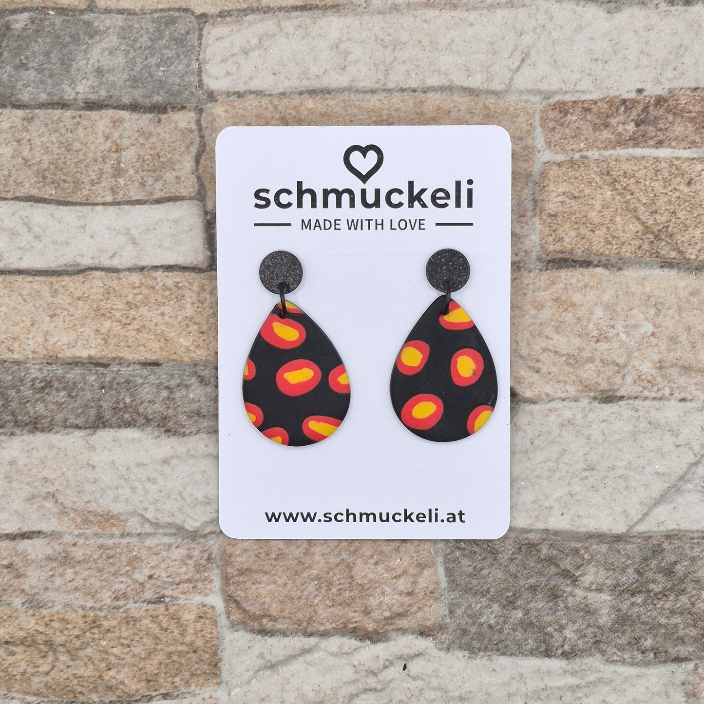 Feuerpunkt – Tropfenförmige Statement-Ohrringe in Schwarz mit leuchtendem Flammenmuster