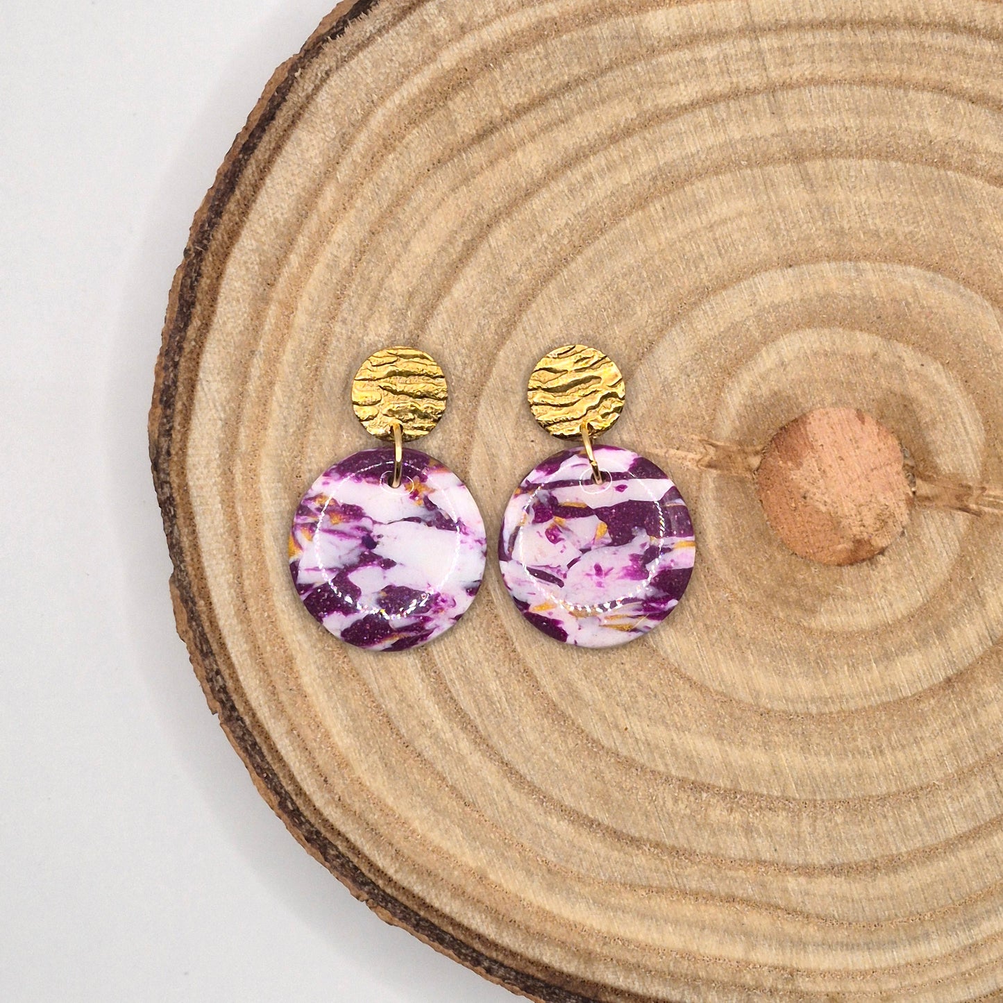 Amethysta – Marmorierte Ohrringe in Lila, Weiß & Gold