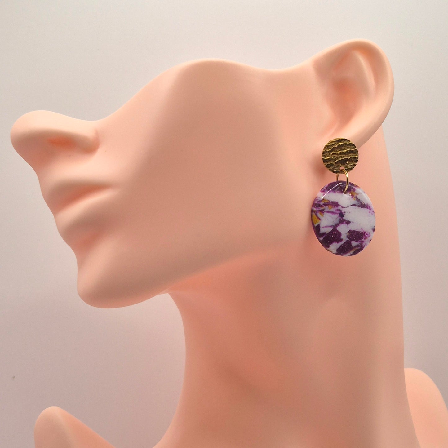 Amethysta – Marmorierte Ohrringe in Lila, Weiß & Gold