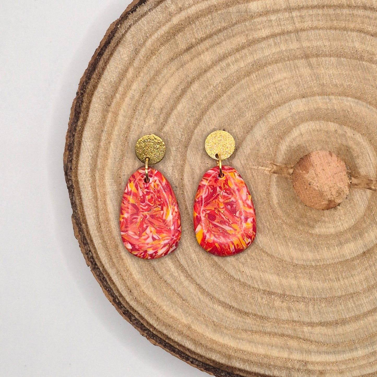 Sonnenfunkeln – Rote Statement-Ohrringe mit Goldakzenten