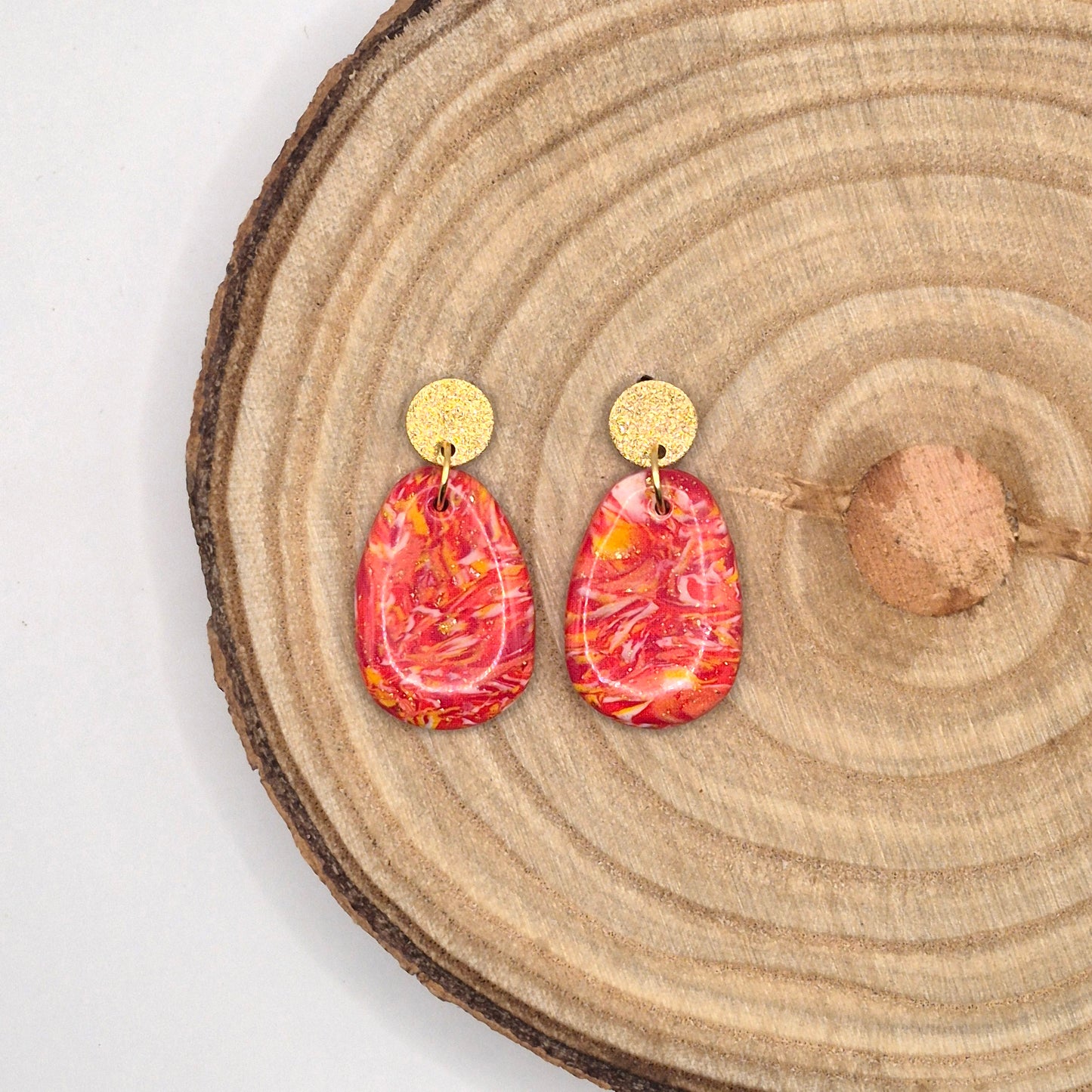 Sonnenfunkeln – Rote Statement-Ohrringe mit Goldakzenten