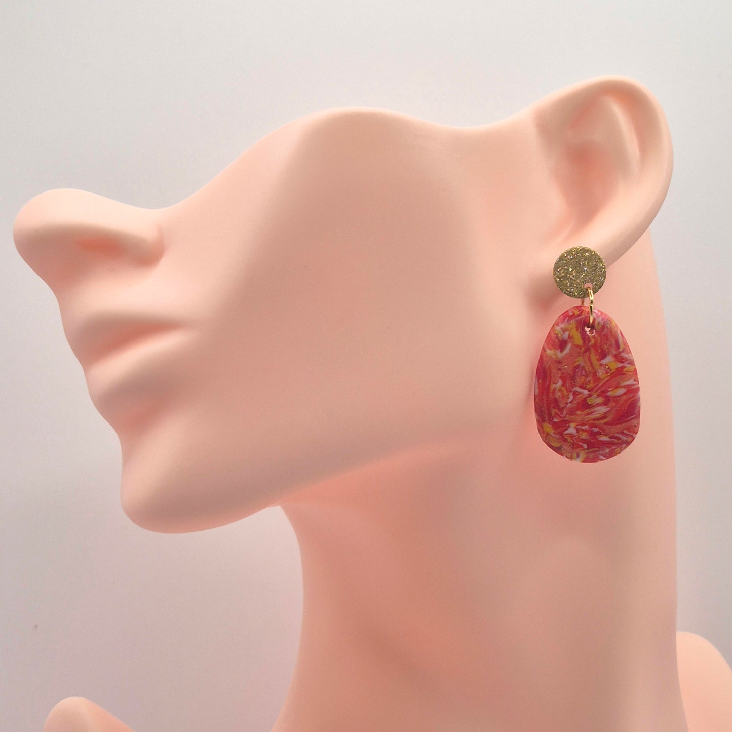 Sonnenfunkeln – Rote Statement-Ohrringe mit Goldakzenten