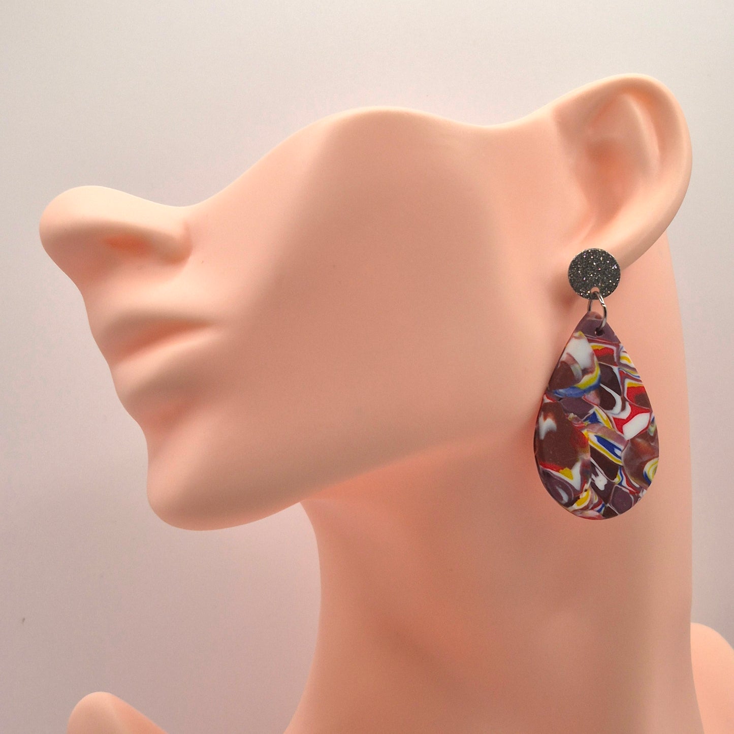 Wirbela – Bunte Tropfen-Ohrringe aus Polymer Clay