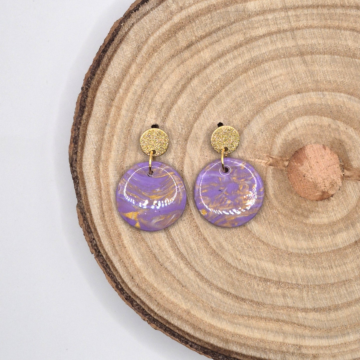 Fliederwind – Lila-Goldene Ohrringe in Marmoroptik