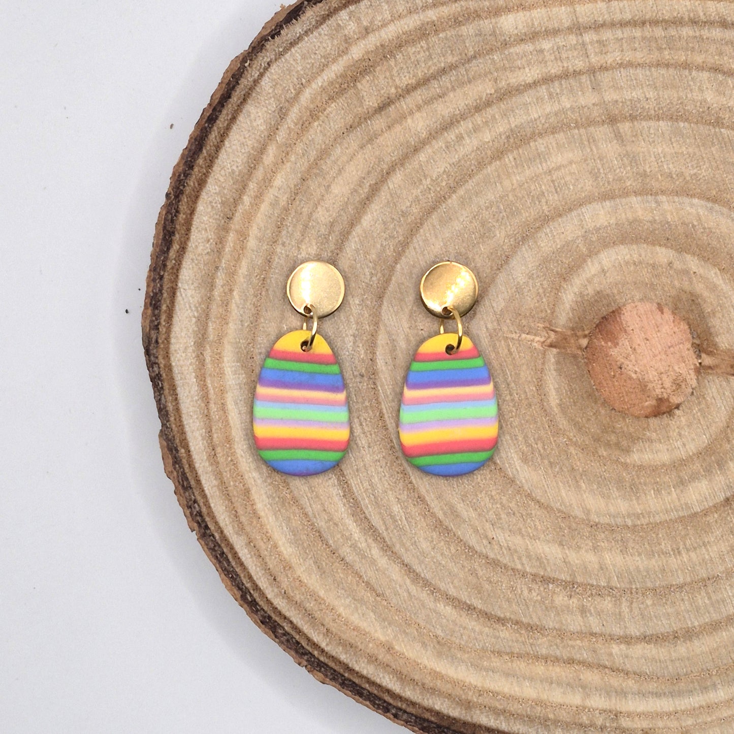 Regenfreude – Ovale Ohrringe in Regenbogenfarben aus Polymer Clay