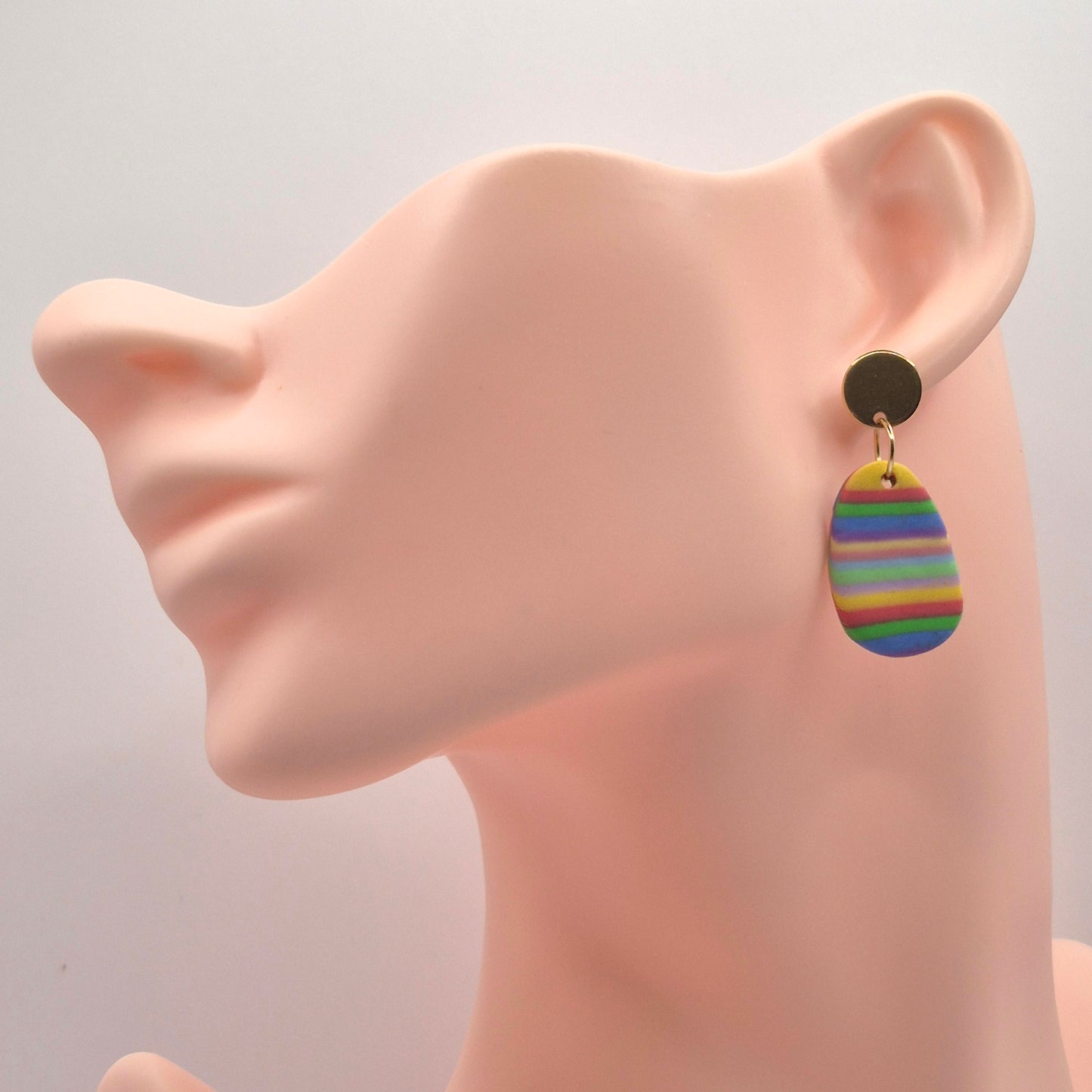 Regenfreude – Ovale Ohrringe in Regenbogenfarben aus Polymer Clay