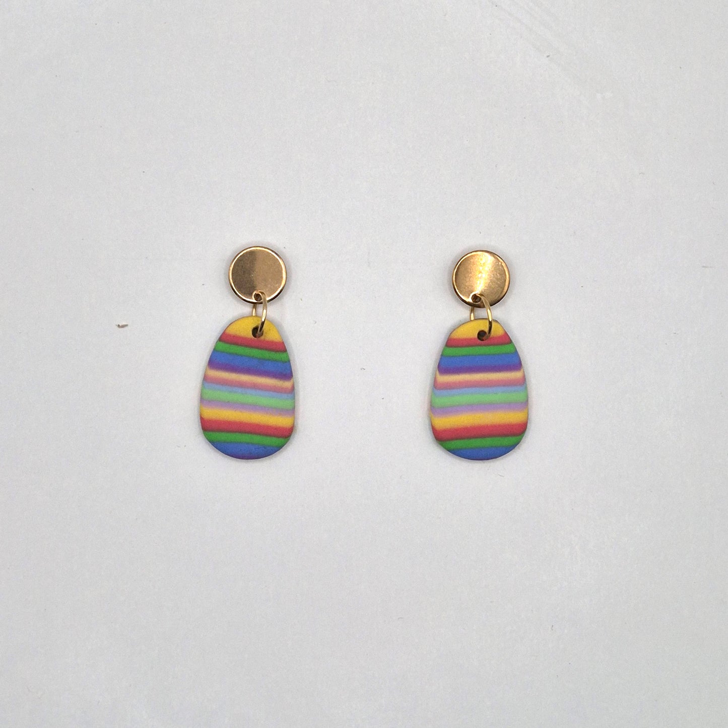 Regenfreude – Ovale Ohrringe in Regenbogenfarben aus Polymer Clay