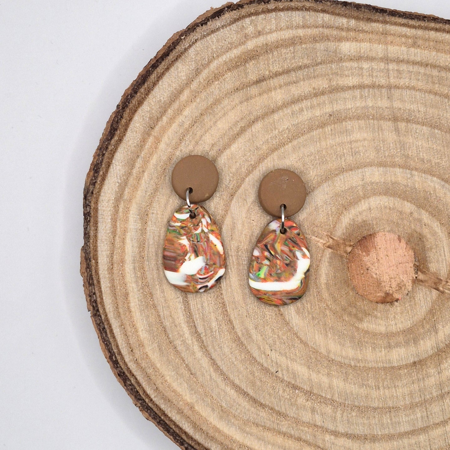 Treibgut – Handgemachte Ohrringe mit marmoriertem Farbspiel in Erdtönen