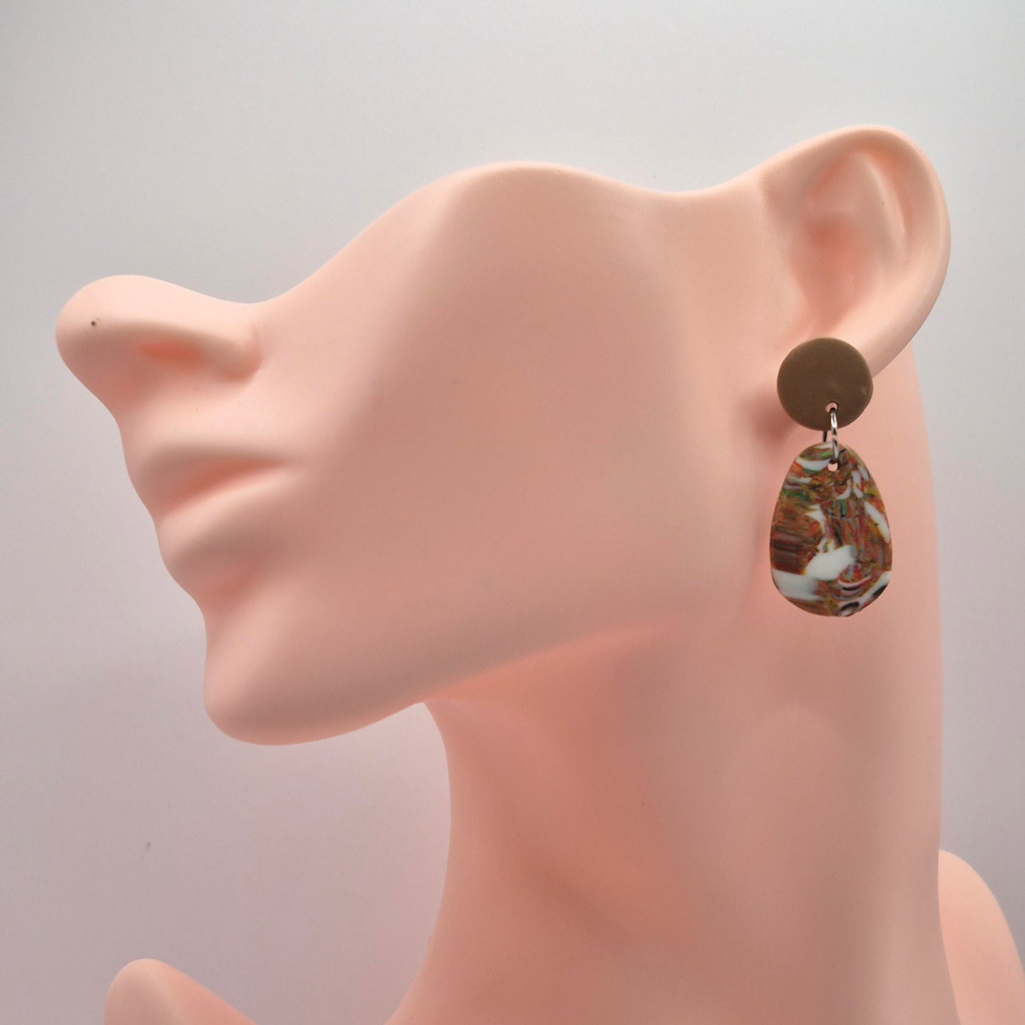 Treibgut – Handgemachte Ohrringe mit marmoriertem Farbspiel in Erdtönen