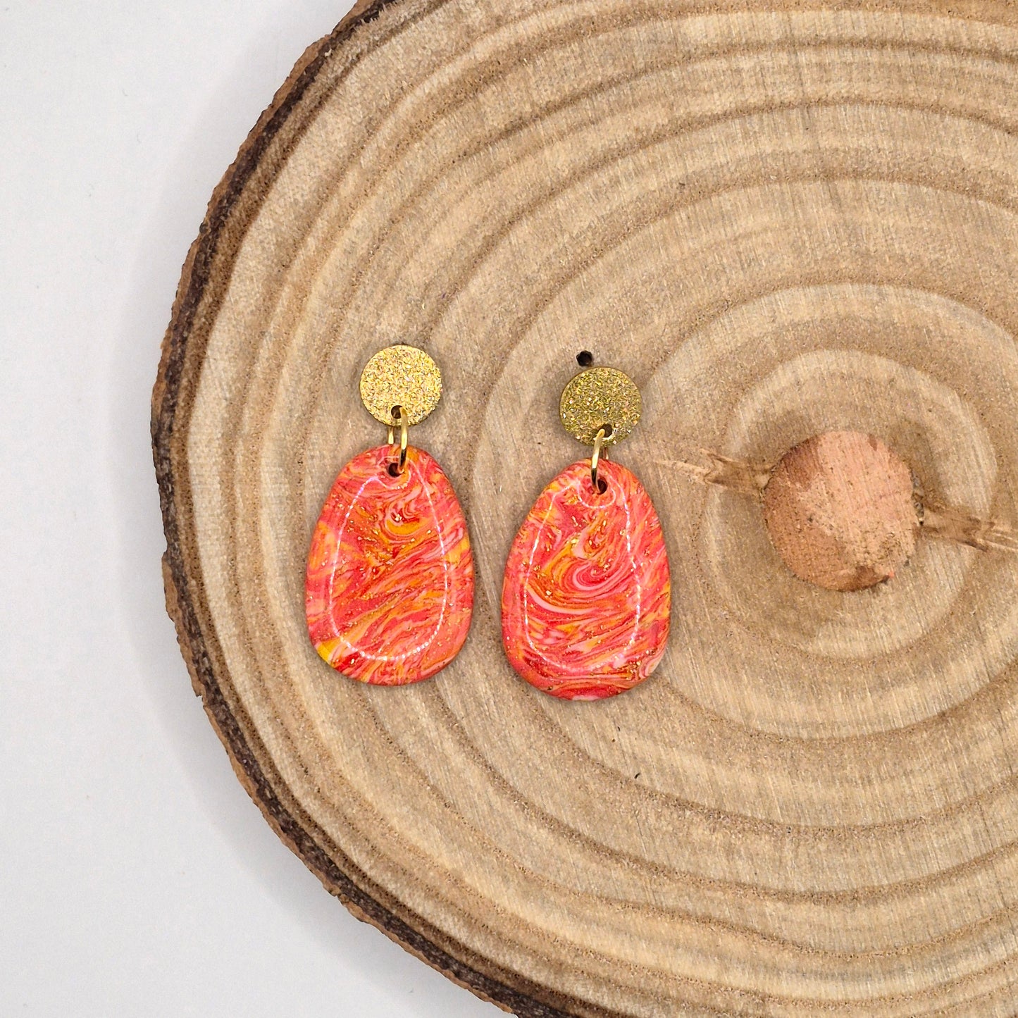 Sonnenwirbel – Leuchtende Marmor-Ohrringe in Rot-Orange-Gold