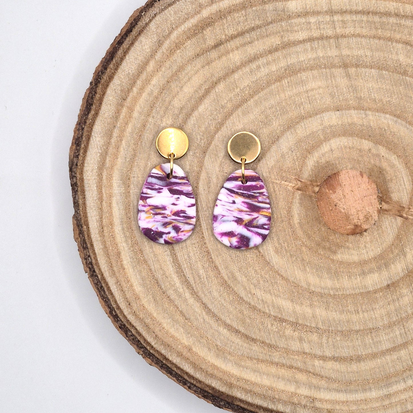 Beerenrausch  – Marmorierte Ohrringe in Lila & Gold aus Polymer Clay