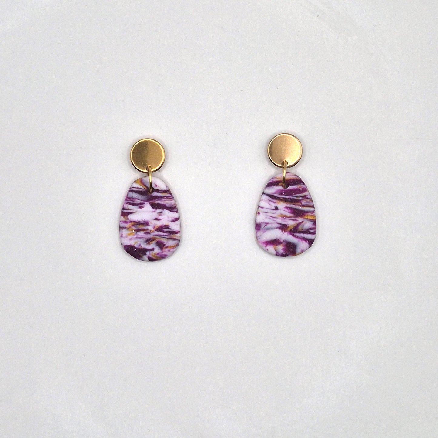 Beerenrausch  – Marmorierte Ohrringe in Lila & Gold aus Polymer Clay