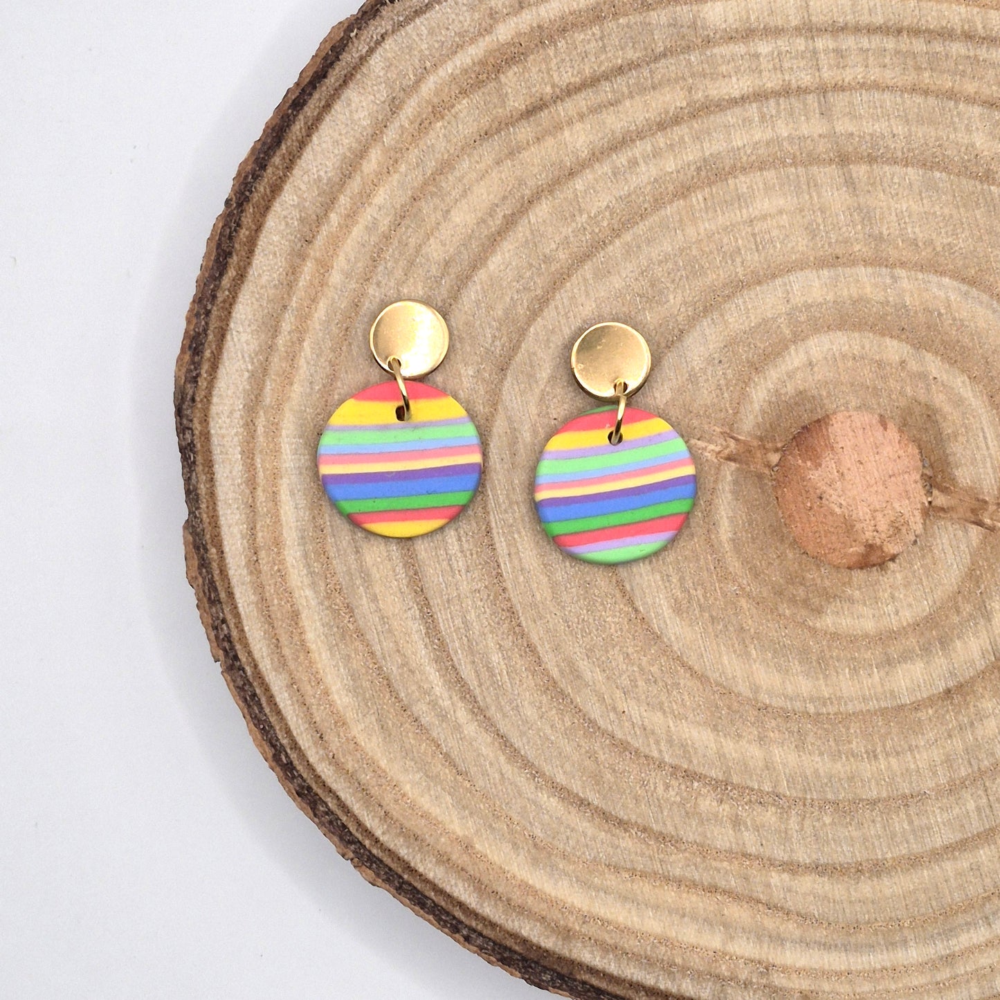 Regenfreude – Runde Ohrringe in Regenbogenfarben aus Polymer Clay