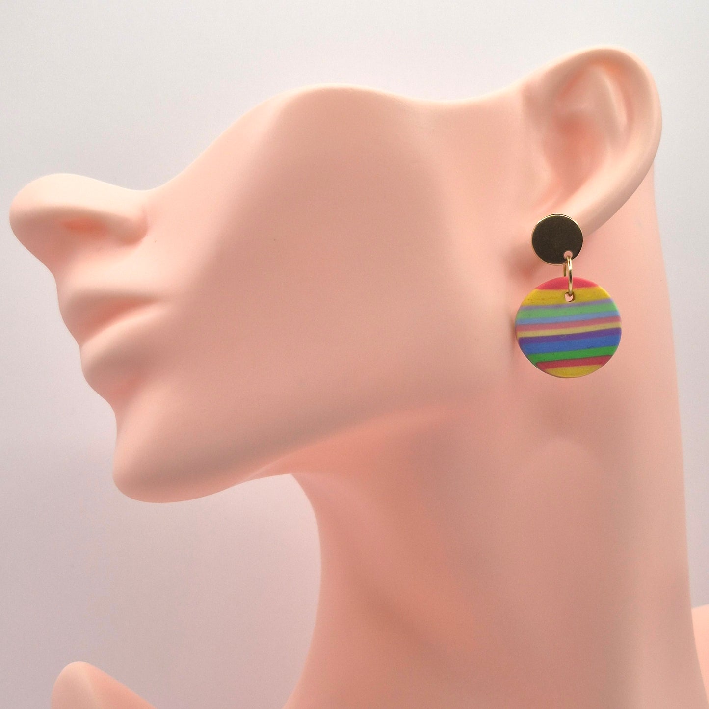 Regenfreude – Runde Ohrringe in Regenbogenfarben aus Polymer Clay