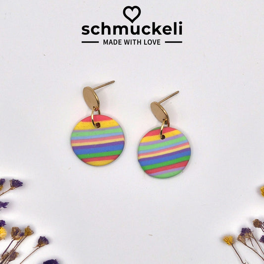 Regenfreude – Runde Ohrringe in Regenbogenfarben aus Polymer Clay