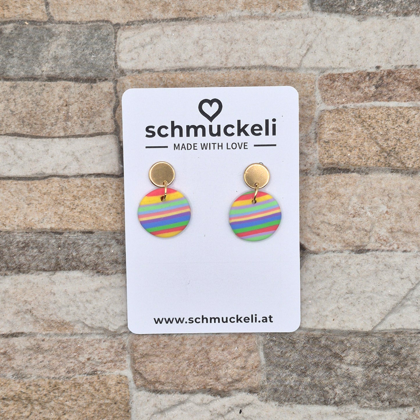 Regenfreude – Runde Ohrringe in Regenbogenfarben aus Polymer Clay