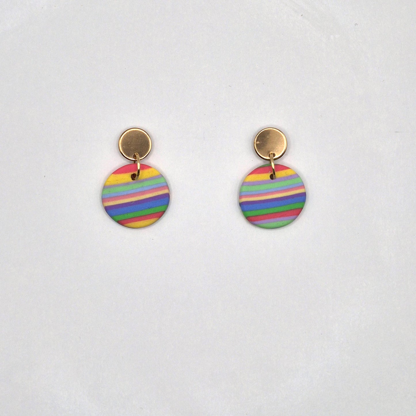 Regenfreude – Runde Ohrringe in Regenbogenfarben aus Polymer Clay