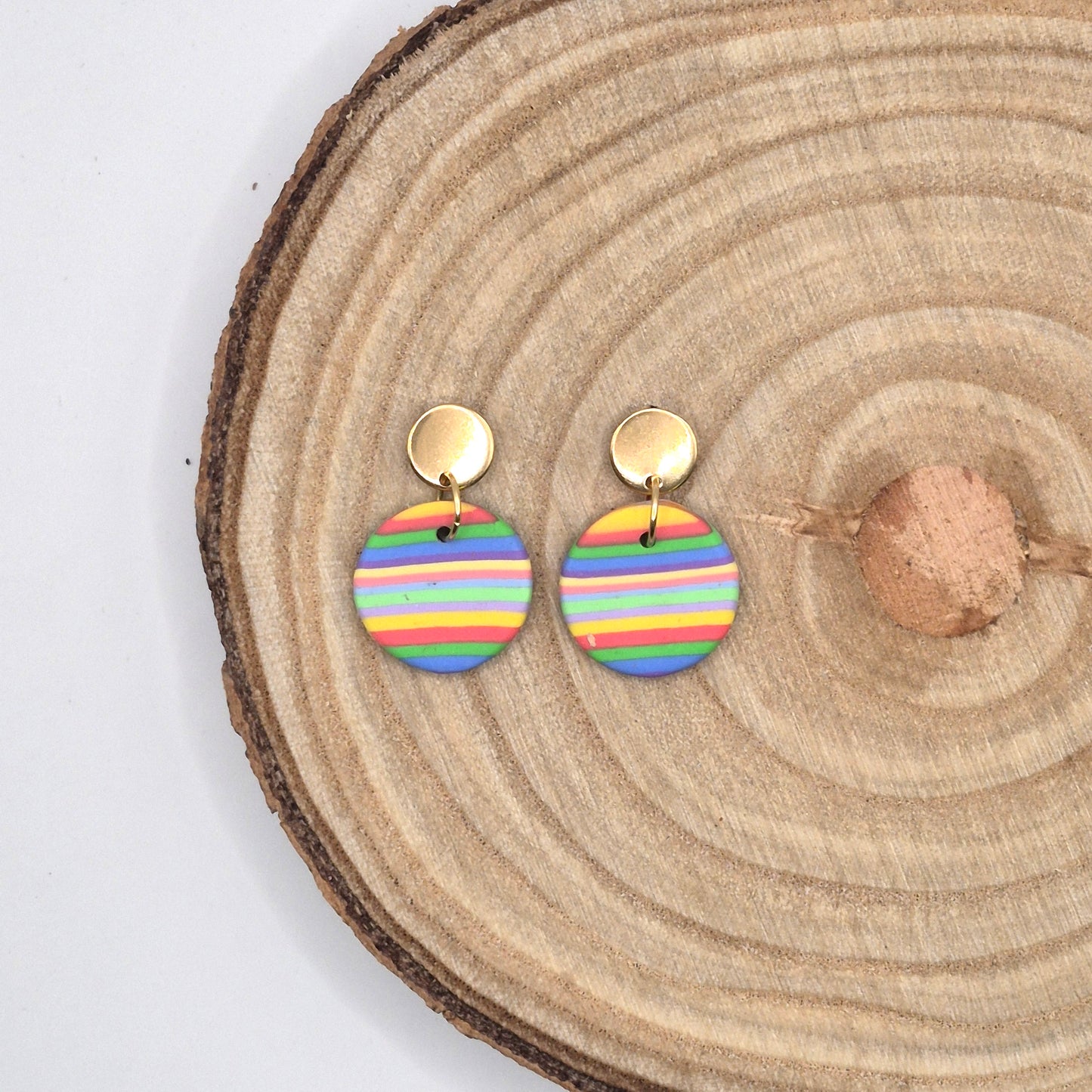 Regenfreude – Runde Ohrringe in Regenbogenfarben aus Polymer Clay