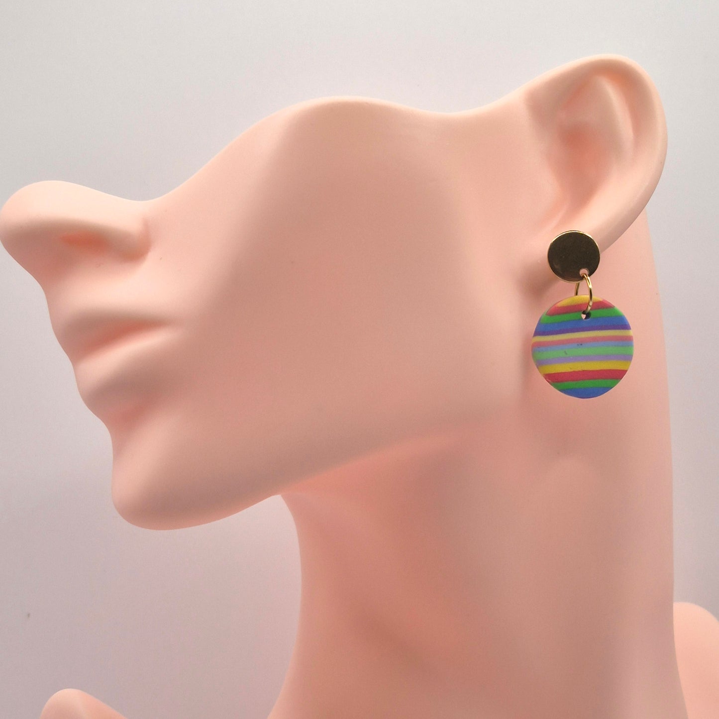 Regenfreude – Runde Ohrringe in Regenbogenfarben aus Polymer Clay