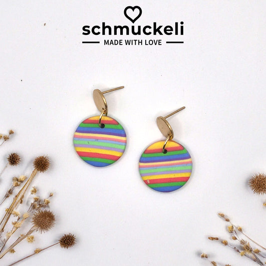 Regenfreude – Runde Ohrringe in Regenbogenfarben aus Polymer Clay
