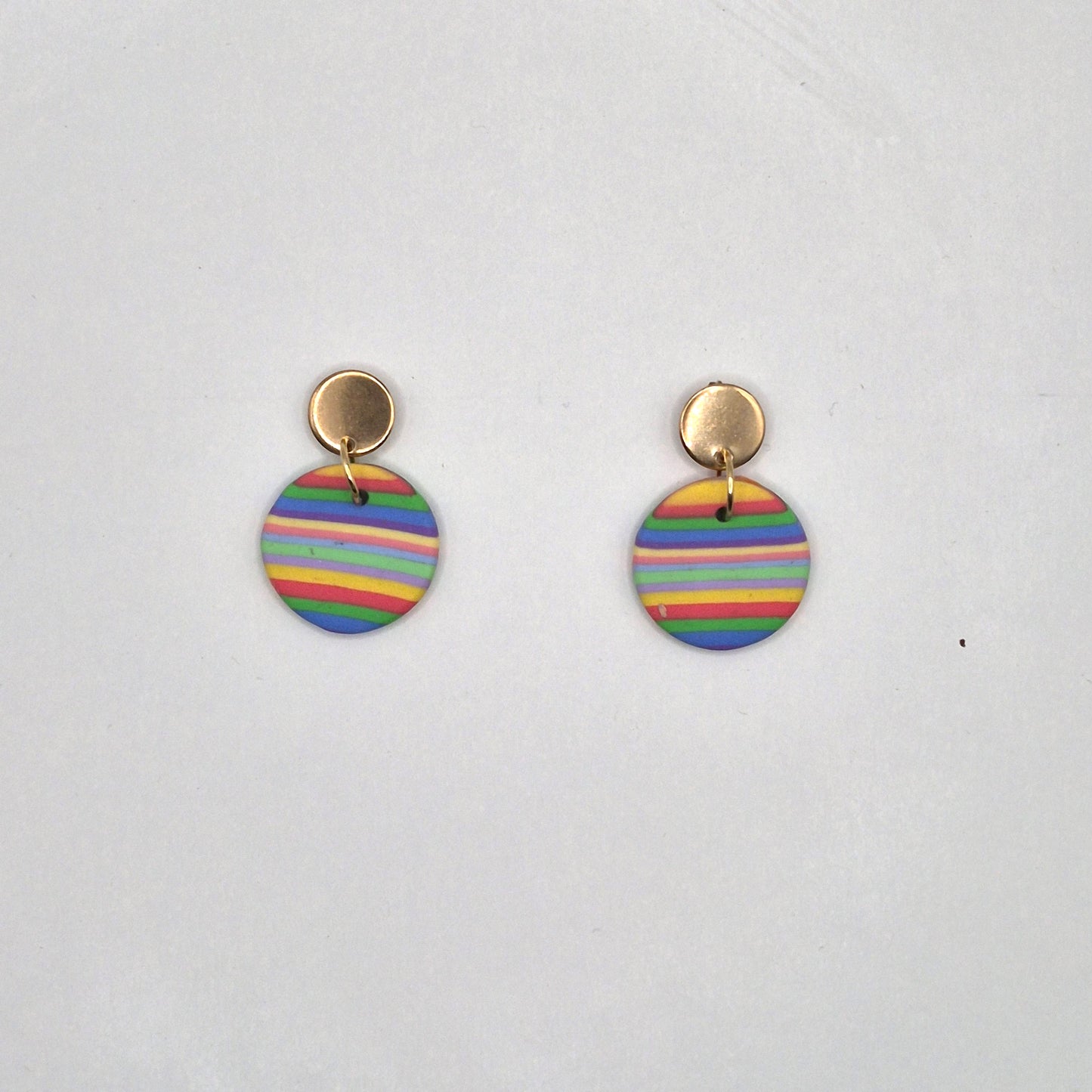 Regenfreude – Runde Ohrringe in Regenbogenfarben aus Polymer Clay