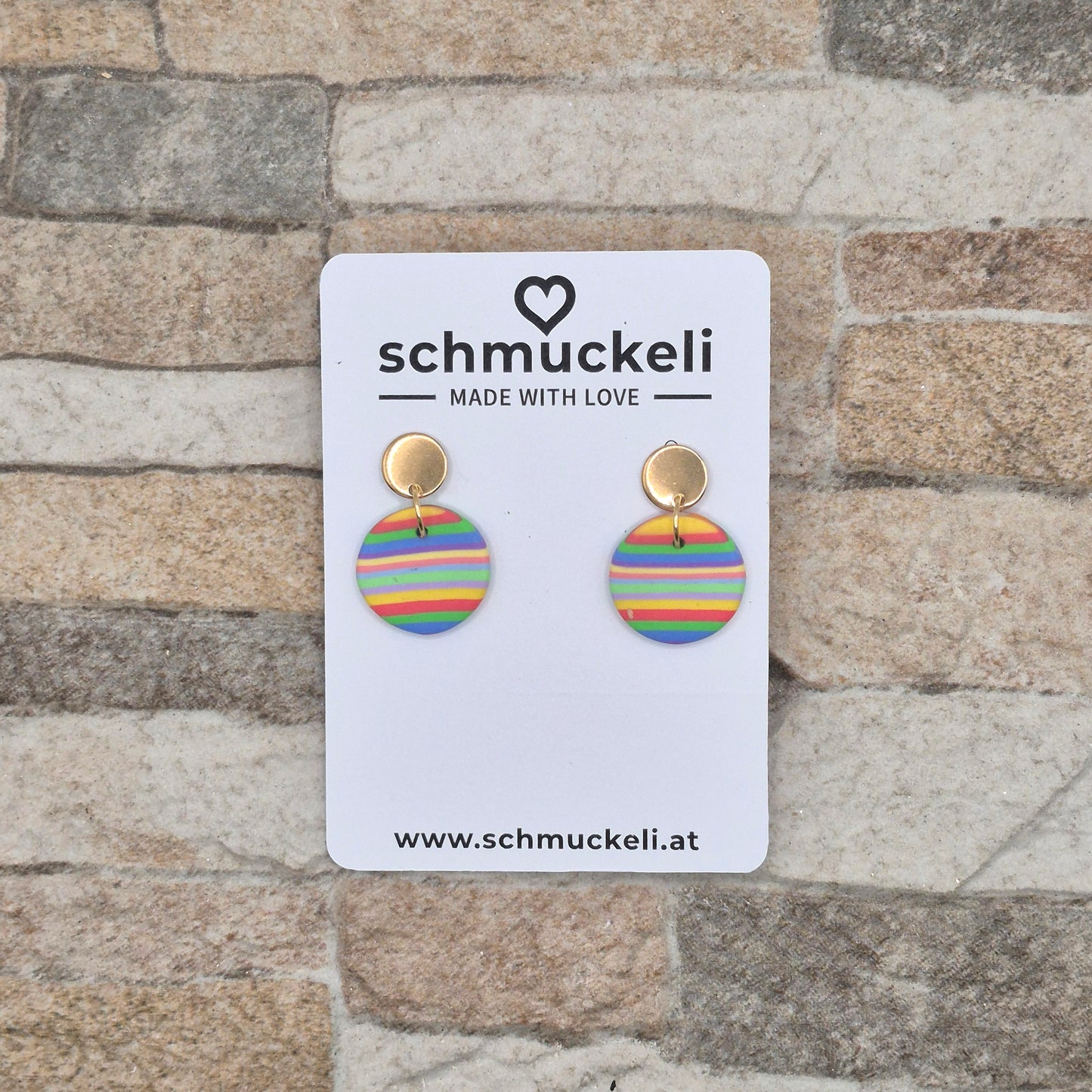 Regenfreude – Runde Ohrringe in Regenbogenfarben aus Polymer Clay