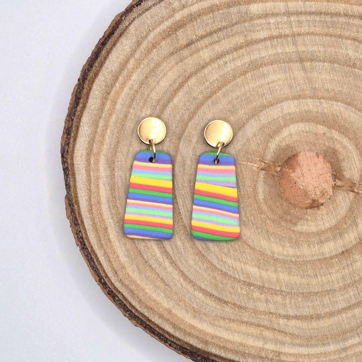Regenfreude – Trapezförmige Ohrringe in Regenbogenfarben aus Polymer Clay