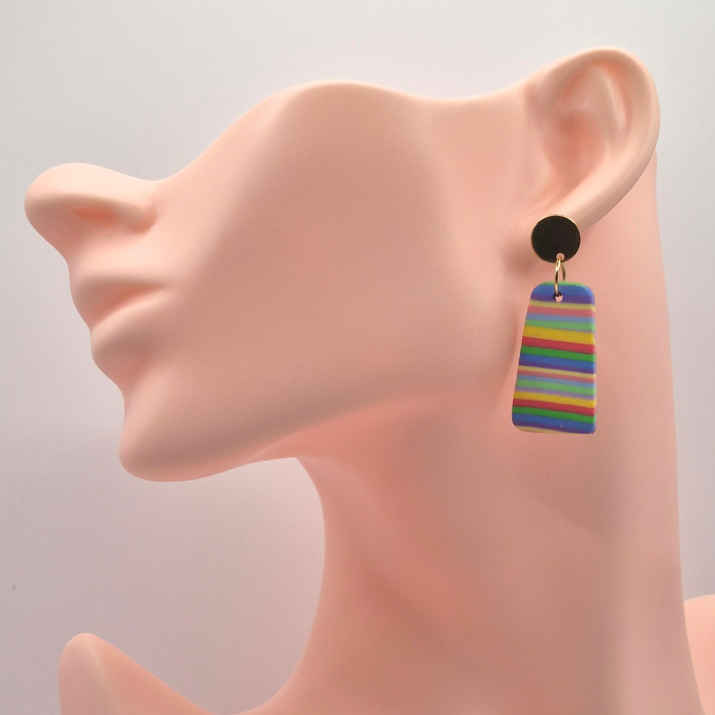 Regenfreude – Trapezförmige Ohrringe in Regenbogenfarben aus Polymer Clay