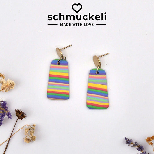 Regenfreude – Trapezförmige Ohrringe in Regenbogenfarben aus Polymer Clay
