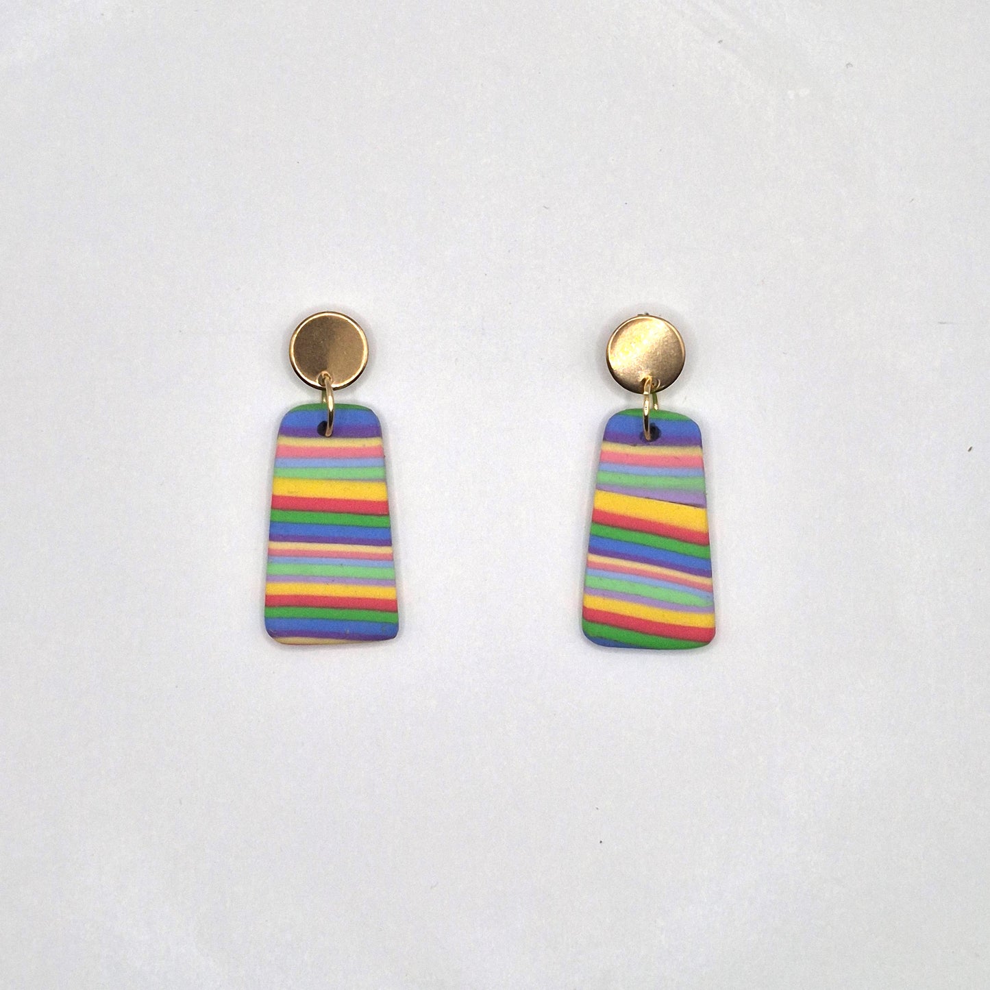 Regenfreude – Trapezförmige Ohrringe in Regenbogenfarben aus Polymer Clay