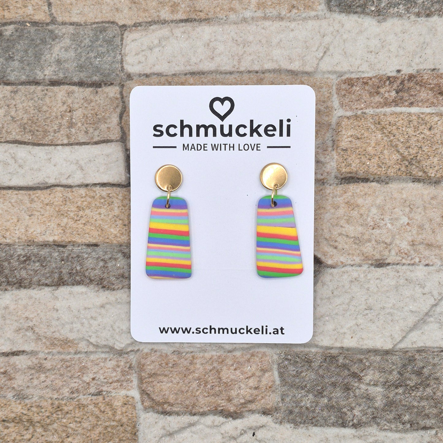 Regenfreude – Trapezförmige Ohrringe in Regenbogenfarben aus Polymer Clay