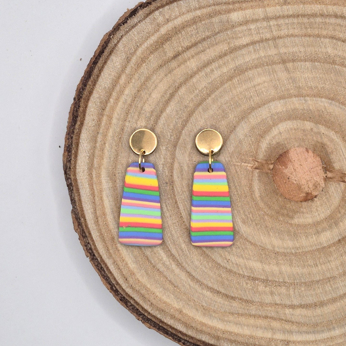 Regenfreude – Trapezförmige Ohrringe in Regenbogenfarben aus Polymer Clay