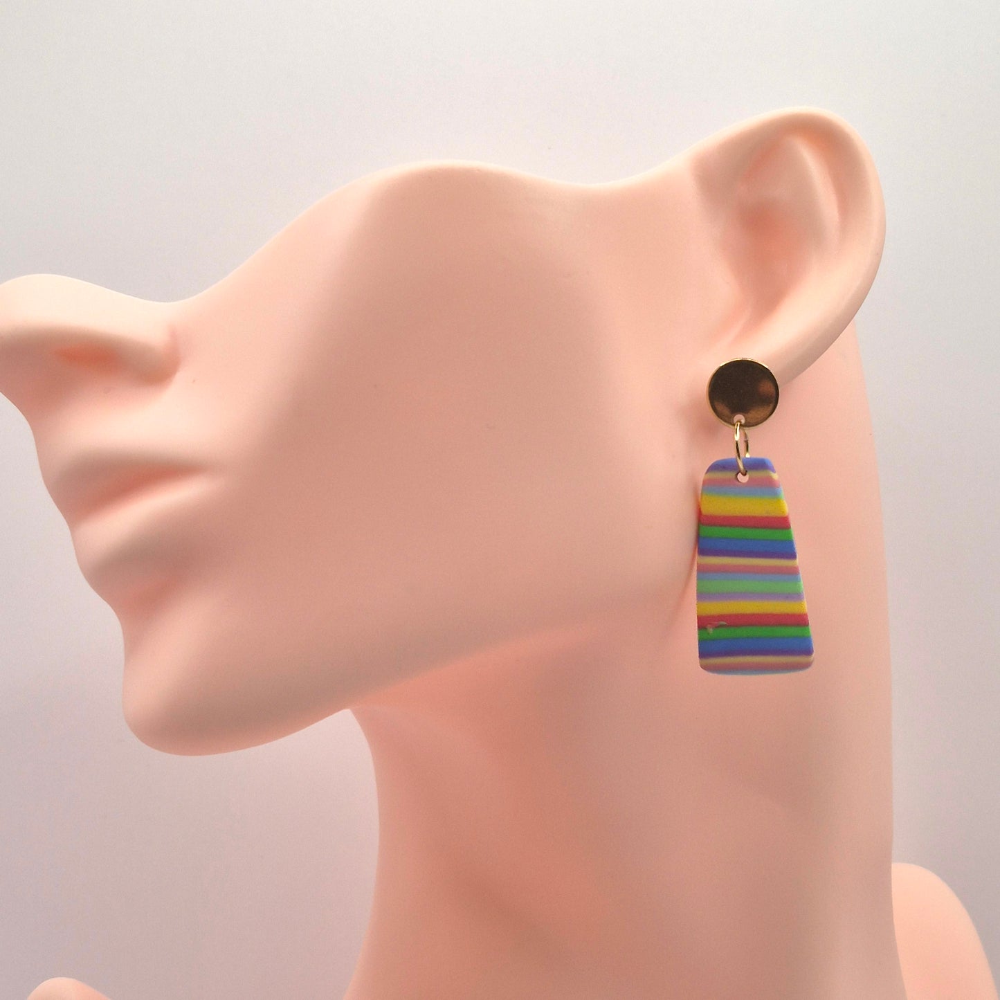 Regenfreude – Trapezförmige Ohrringe in Regenbogenfarben aus Polymer Clay