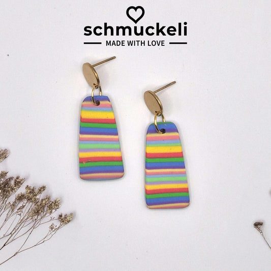Regenfreude – Trapezförmige Ohrringe in Regenbogenfarben aus Polymer Clay
