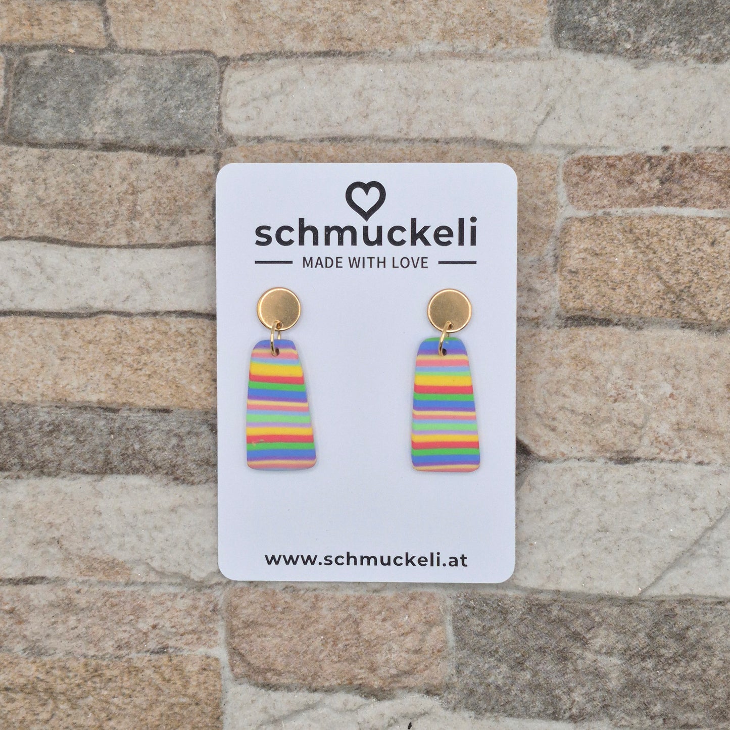 Regenfreude – Trapezförmige Ohrringe in Regenbogenfarben aus Polymer Clay