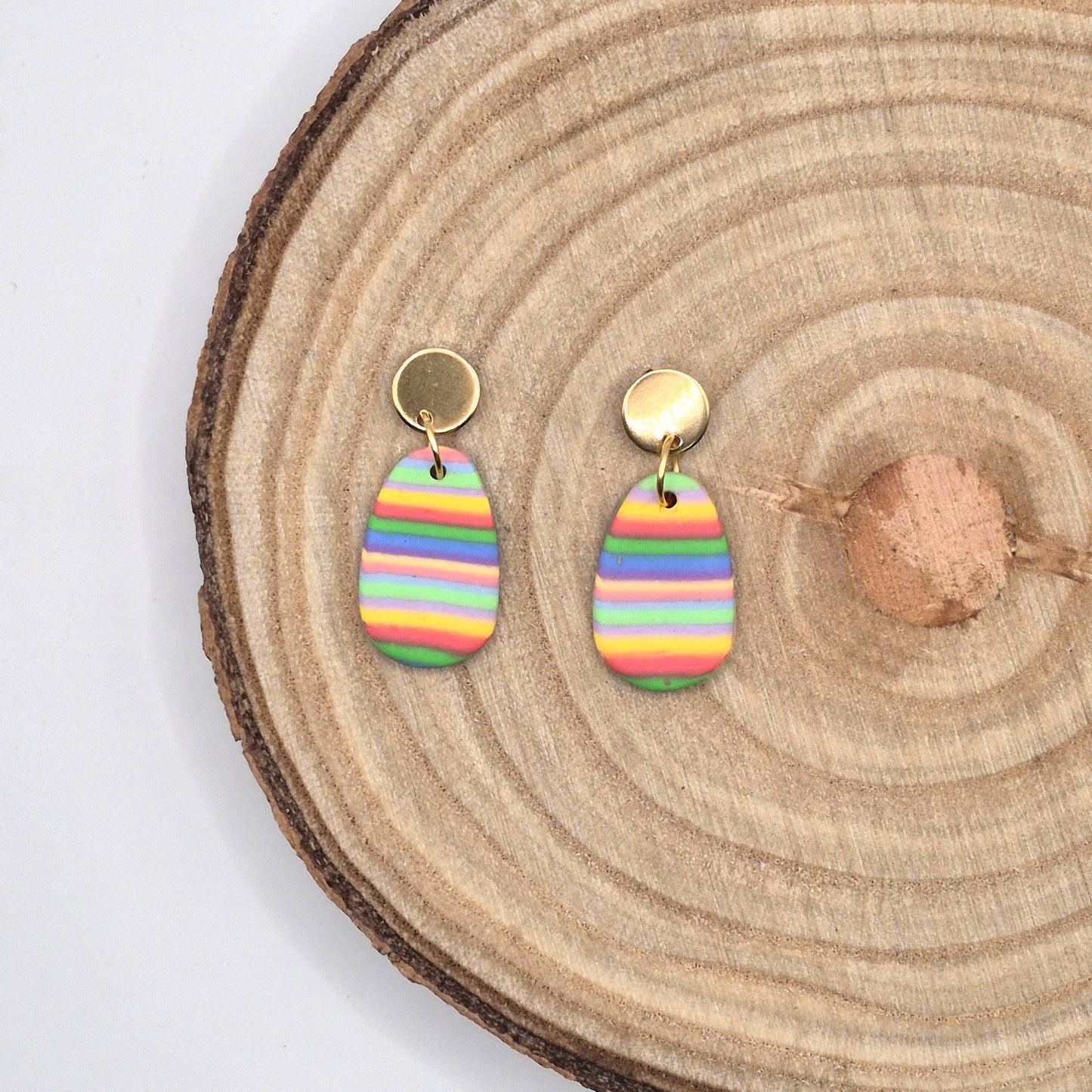 Regenfreude – Ovale Ohrringe in Regenbogenfarben aus Polymer Clay