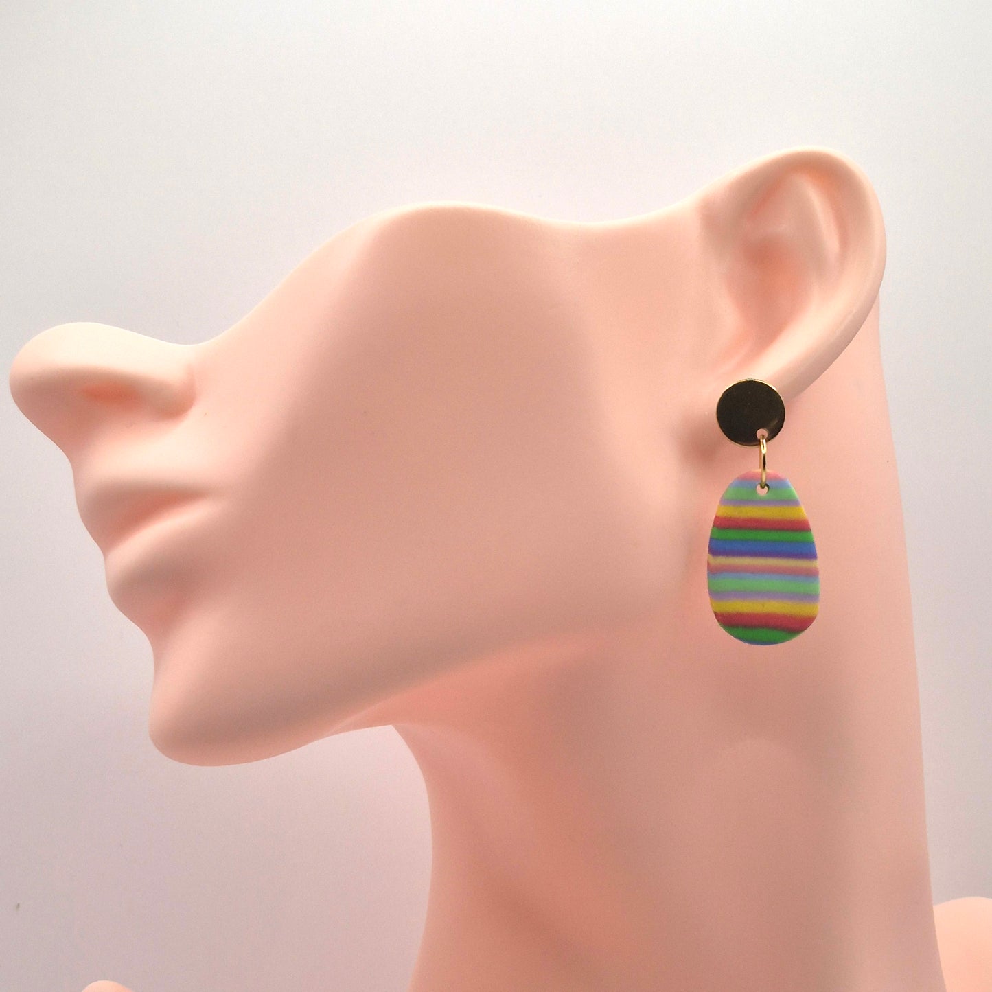 Regenfreude – Ovale Ohrringe in Regenbogenfarben aus Polymer Clay