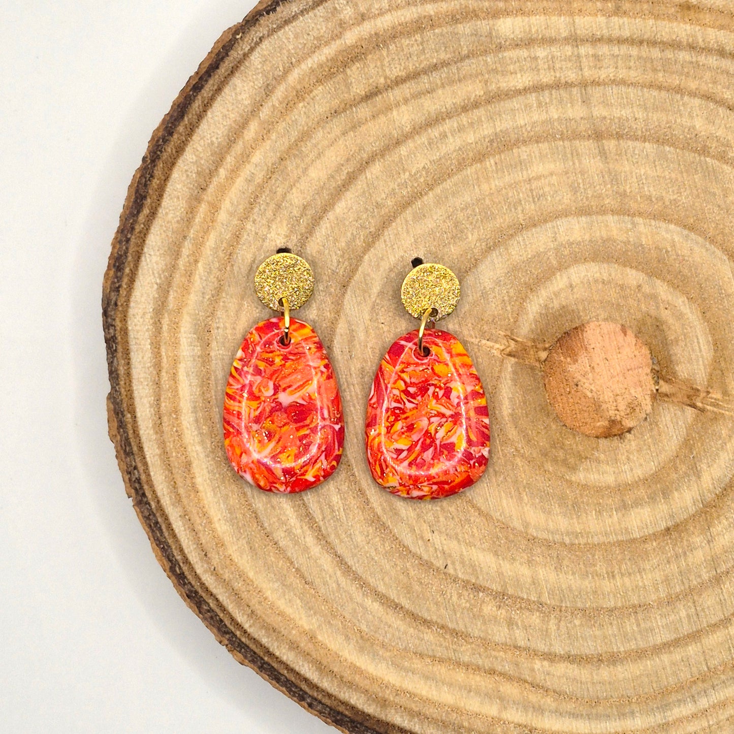 Sonnenfunkeln – Rote Statement-Ohrringe mit Goldakzenten