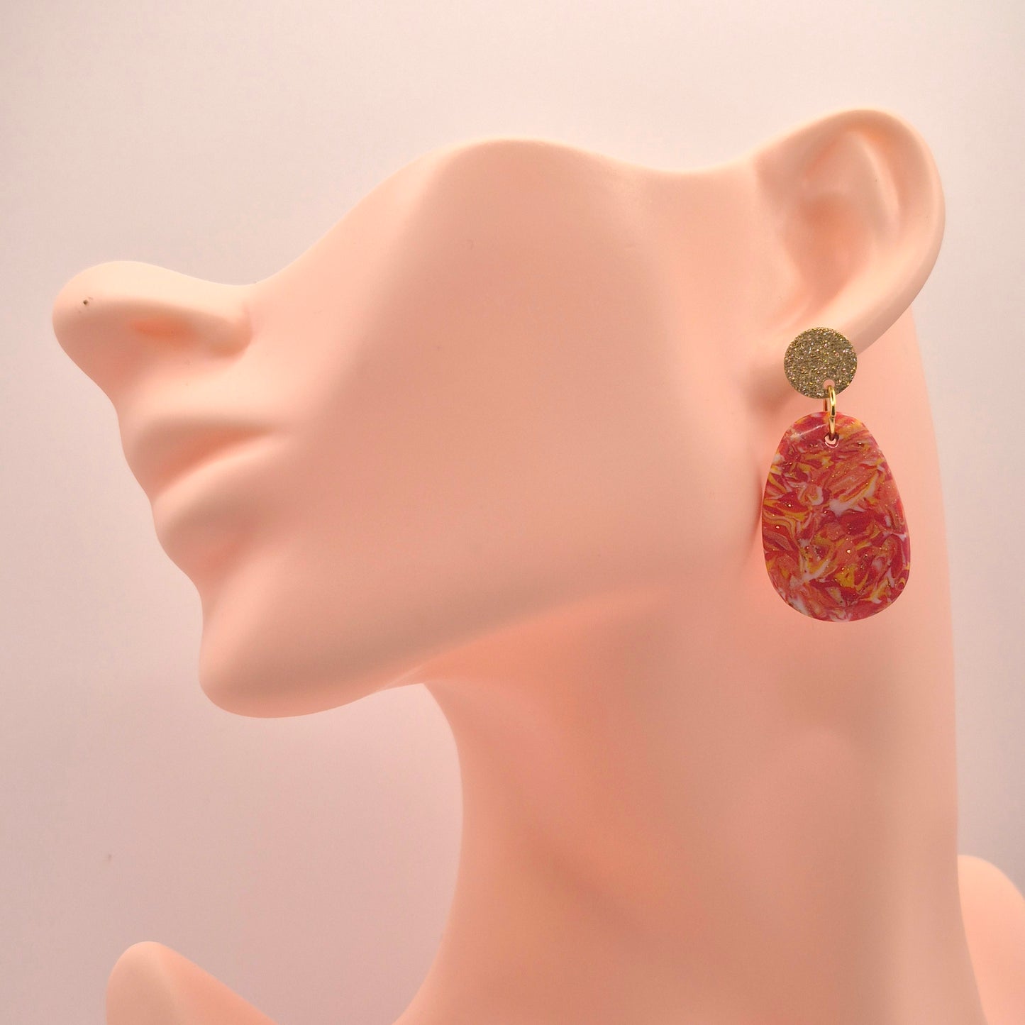 Sonnenfunkeln – Rote Statement-Ohrringe mit Goldakzenten