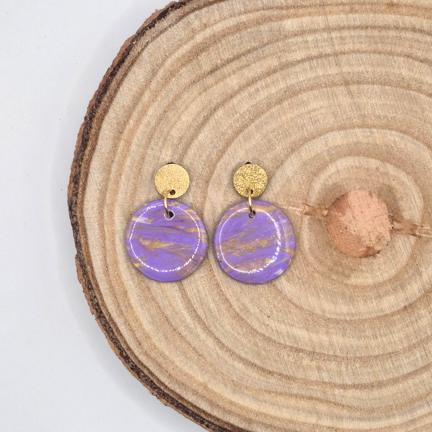 Fliederwind – Lila-Goldene Ohrringe in Marmoroptik